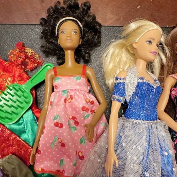 Barbie and clothing bundle - Picture 3 of 5